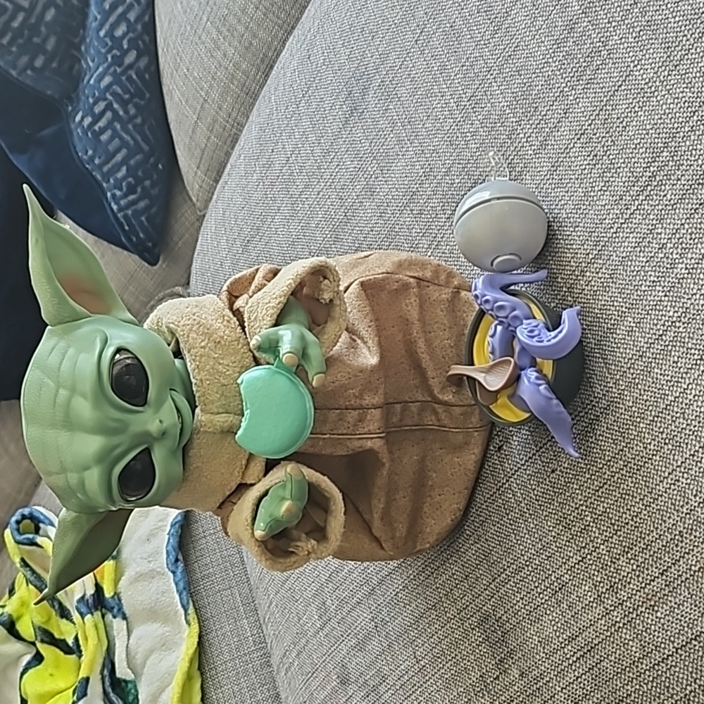 Snacking grogu